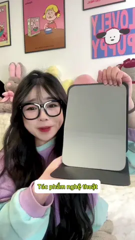 Một chuếc gương gấp gọn giá chỉ bằng một cốc trà sữa, vừa to mà còn không bị biến dạng khi soi. Tiện lợi cho chị em soi gương trang điểm #gương #gương_soi #gương_trang_điểm #gương_cầm_tay #gương_gấp_gọn 