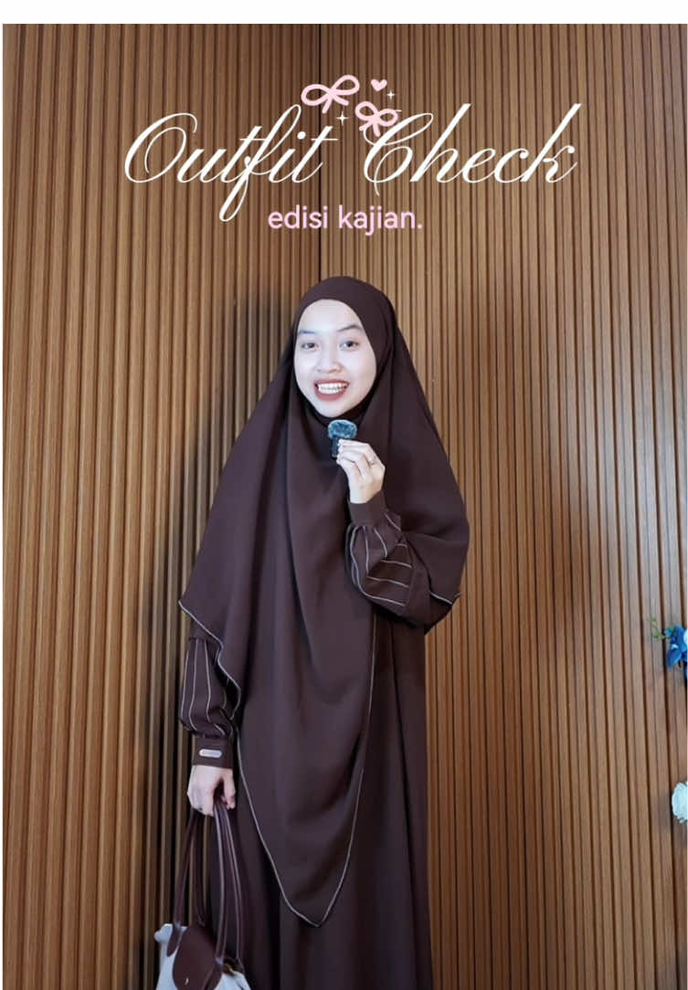 Outfit check lagi! Kali ini edisi mau ke kajian🤎 pake Series Hanna abaya ini beneran nyaman banget sih, bahannya lembut dan super premium, warnanya apalagi suka bgt😭🤎 #abayastyle #outfitkajian #outfitideas #outfitcheck #fyp 