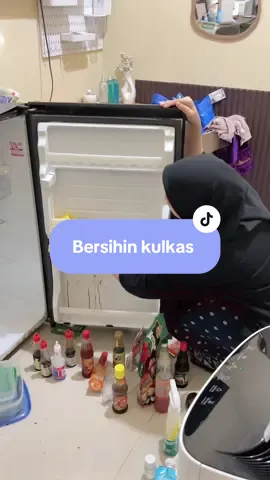 Kapan terkahir kali kalian bersihin kulkas ?  Aku 3 bulan yang lalu kayak nya hahaha , Kali ini aku pake @polkiindonesia di recommend dari temen ku  #polkikulkas #polkipembersihkulkas #pembersihkulkas #polkiindonesia #beresberesrumah 