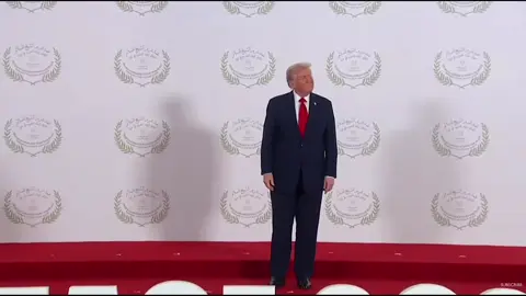 Pose Jempol Prabowo Warnai Hangatnya Sesi Foto Pemimpin Dunia di KTT Perdamaian Gaza Mesir — Presiden Republik Indonesia Prabowo Subianto disambut hangat dan akrab oleh Presiden Amerika Serikat Donald Trump saat sesi foto bersama para pemimpin dunia. Keduanya kompak berpose mengacungkan jempol dalam momen Konferensi Tingkat Tinggi (KTT) Gaza “Peace 2025” di Sharm El-Sheikh, Mesir, Senin (13/10). Dalam momen itu, nampak giliran Prabowo yang mengenakan setelan jas abu-abu dan berpeci hitam menghampiri dan menyapa Donald Trump. Prabowo kemudian disambut dengan senyum hangat oleh Trump. Keduanya kemudian berfoto dan saling mengacungkan jempol ke arah kamera sebagai bentuk sapaan hangat. Gestur sederhana itu menjadi simbol menarik yang mencerminkan hubungan pribadi yang cair dan komunikasi yang bersahabat di antara para pemimpin dunia terutama dalam penyelesaian konflik di KTT Gaza sebelum dilakukan penandatangan kesepakatan perdamaian. Kehadiran Prabowo dalam forum ini menegaskan peran aktif negara Indonesia dalam diplomasi perdamaian dan dialog antarnegara. KTT Gaza “Peace 2025” membahas berbagai isu strategis, termasuk penandatanganan dokumen perdamaian, stabilitas kawasan, kerja sama kemanusiaan, dan rekonstruksi pascakonflik.