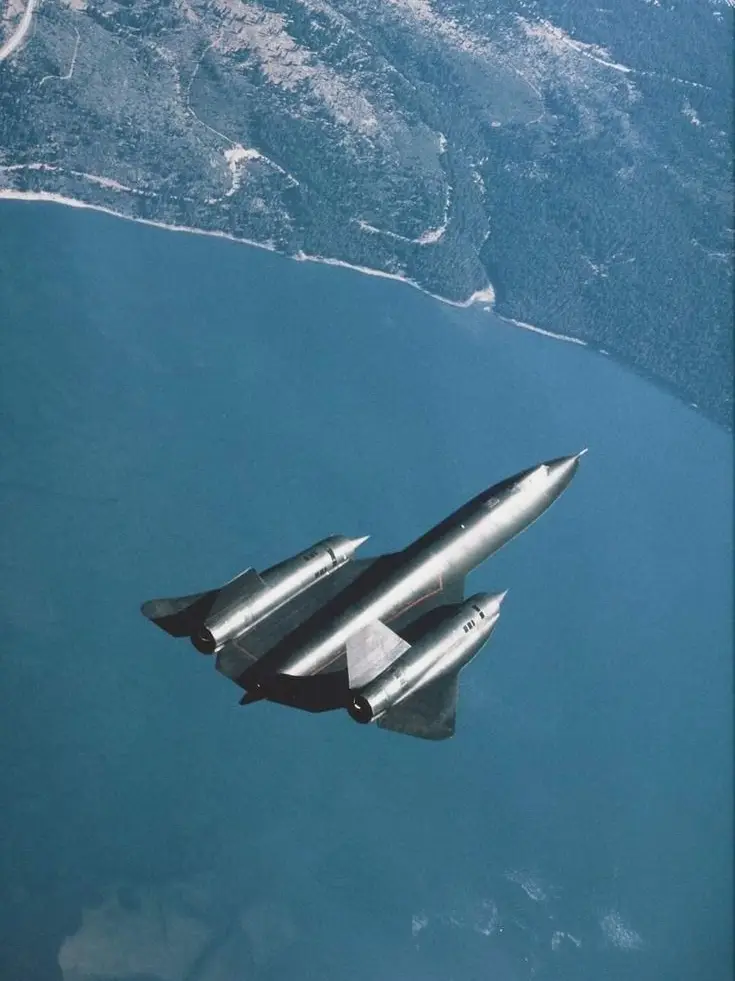 Area 51 adalah fasilitas militer rahasia Amerika Serikat yang terletak di Gurun Nevada. Secara resmi dikenal sebagai Groom Lake Test Facility, tempat ini sejak lama menjadi simbol kerahasiaan dan teori konspirasi. Didirikan pada tahun 1955, Area 51 awalnya digunakan sebagai lokasi pengujian pesawat mata-mata U-2 selama era Perang Dingin. Karena aktivitasnya yang sangat tertutup dan dijaga ketat, banyak orang menduga bahwa di sinilah Amerika menyimpan rahasia tentang UFO dan teknologi alien. Citra satelit menunjukkan bahwa Area 51 memiliki landasan pacu yang panjang, hanggar besar, dan fasilitas penelitian tingkat tinggi. Hingga kini, publik tidak diperbolehkan masuk, dan bahkan penerbangan sipil dilarang melintas di atas wilayah tersebut. Pemerintah AS baru mengakui keberadaan Area 51 secara resmi pada tahun 2013, setelah puluhan tahun membungkam segala pembicaraan tentangnya.