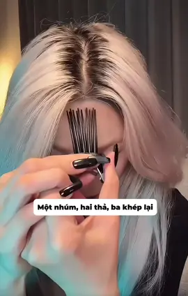 Mình đã mua được kẹp nâng đỉnh đầu giống Triệu Lộ Tư dùng rồi nè 😍 Chỉ cần một kẹp thôi là tóc bồng bềnh, đỉnh đầu cao tự nhiên, mặt nhỏ hơn thấy rõ luôn! ✨ #hairtips #hairtutorial #zhaolusi #highvolumehair #hairstyles  
