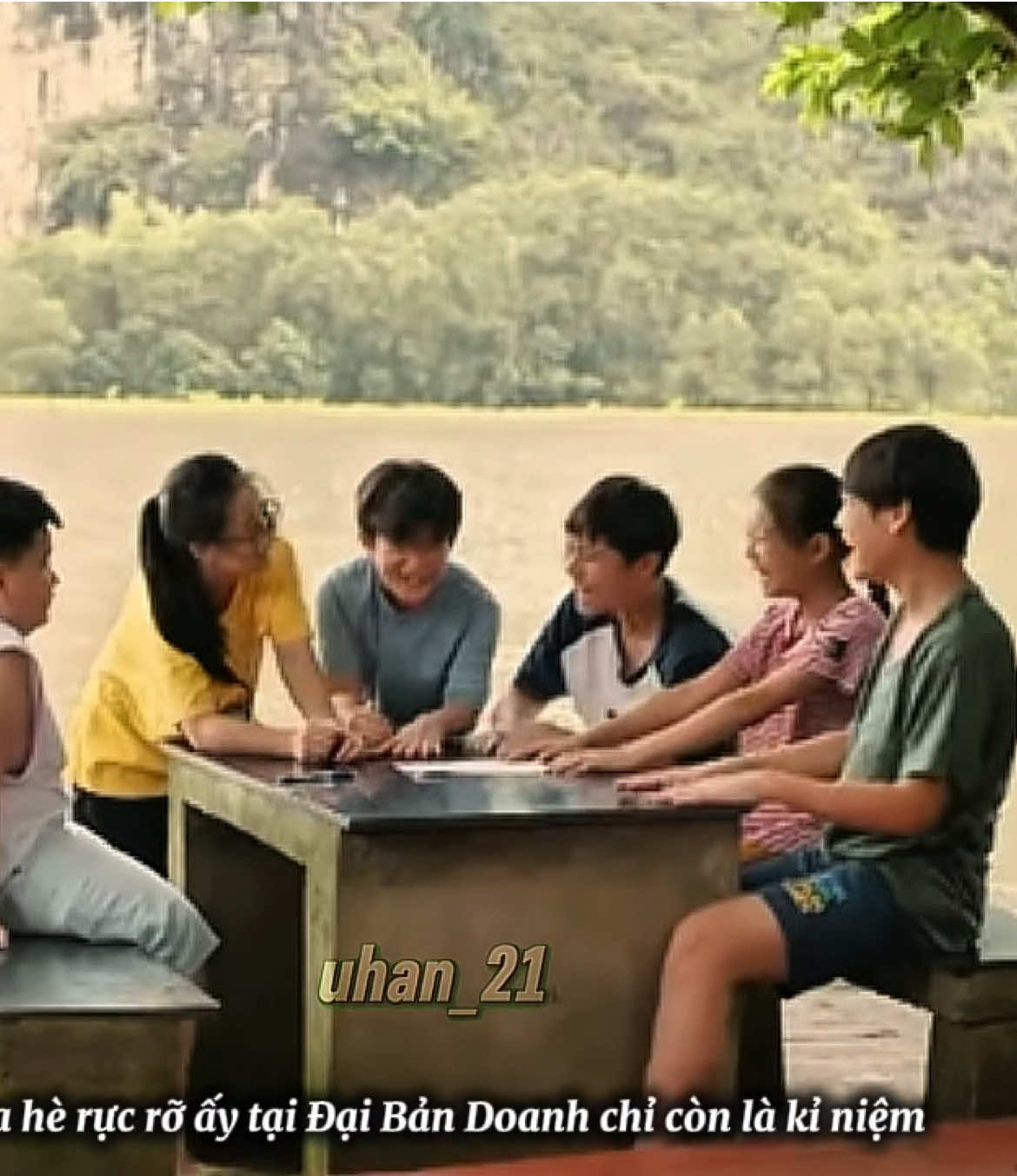 Mùa hè năm ấy đã khép lại, chỉ còn tiếng ve và nụ cười tuổi thơ bay mãi trong gió. Những đứa trẻ lớn lên, mỗi người một ngả, bỏ lại sau lưng ngôi làng nhỏ từng là cả bầu trời thương nhớ vói biết bao kỉ niệm khó có thể quay về.... #cachem1milimet #phimvietnam #tuoitho #vtv3 #kiniem 