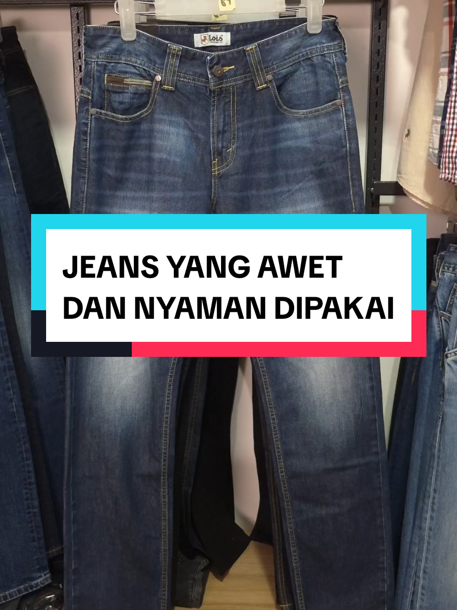 Jeans yang awet dan nyaman dipakai ya ini! 😎 Celana slim fit jeans CFL122C1 warna dark blue dari Lois Jeans ini punya efek wash yang keren banget dan detail yang gak main-main. Mulai dari kancing eksklusif Lois, saku lengkung, hingga koin pocket dengan variasi leather plus kombinasi stitching yang bikin tampilannya makin premium. Bagian belakang juga punya detail senada yang bikin jeans ini terlihat classy tapi tetap keren dipakai harian. Yuk, langsung checkout sebelum kehabisan! 🔥 #loisjeans #slimfitjeans #fashionspria #jeanskeren #fyptrend2025 