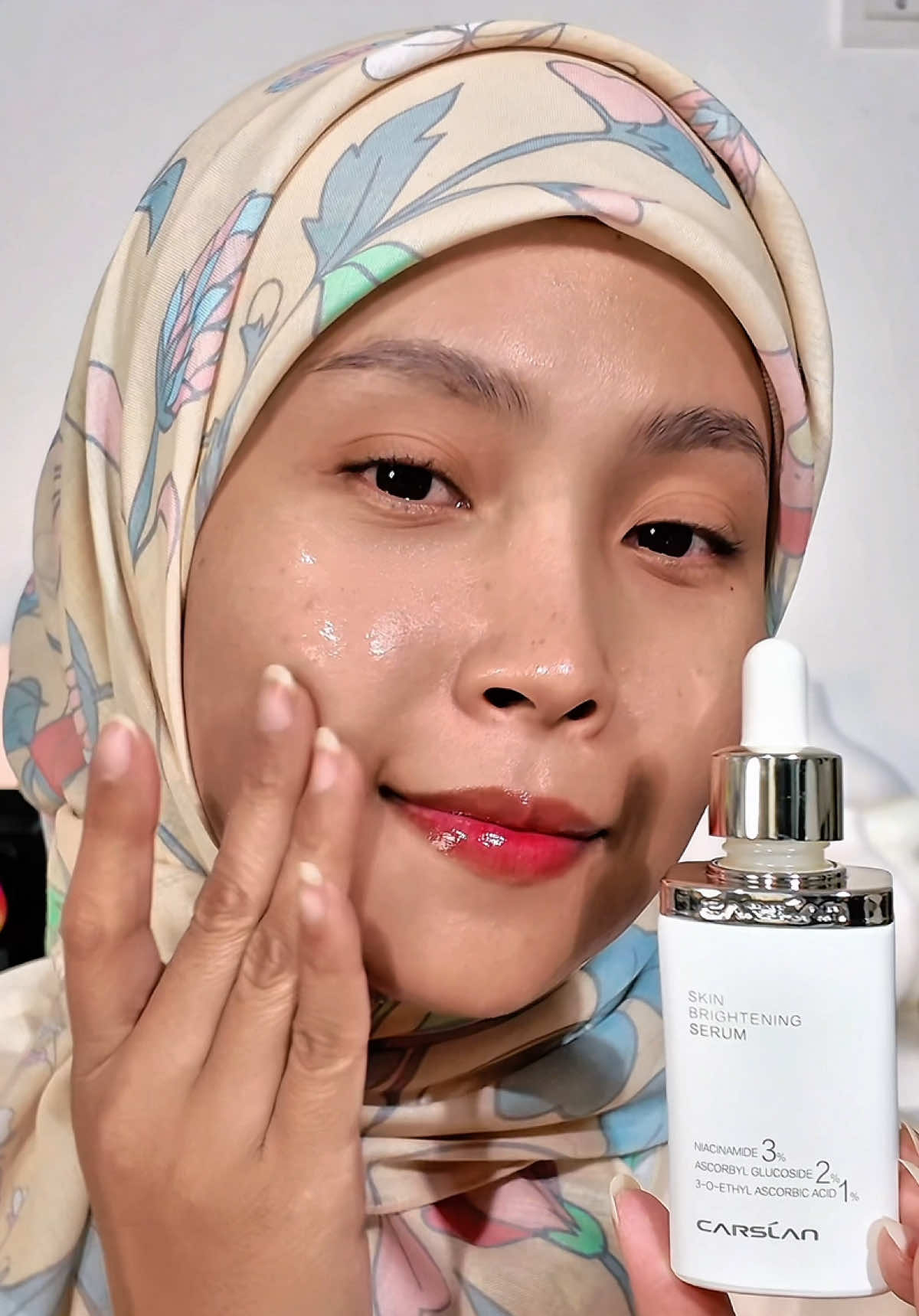 I’m in love with this serum! Actually semua product carslan i cuba semua pon best! This is their new brightening serum, and must try product!!  Feels sooo luxurious on my skin! And the result is amazing!!  Grab skrg guys! 👇👇 @Carslanmy  #carslanmy #brighteningserum #carslanserum #7dayschallenge #skintok 