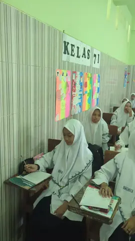 Alhamdulillah disaat banyak framing tidak baik terhadap pondok pesantren, kami tetap dijalan Masyayikh dalam menjalankan amanah mengurus santri. Solihah, Dzakiyyah, Taqiyyah semua cantiknya @nusalodoyo  (Maafkeun suara saya yg serak kemarau yg ini 🤣😂😅🙏) #santriwati #santriputri #putihbiru #santrihebat #santrinusa 