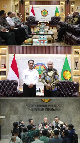 Hari ini saya bertemu dengan Menteri Pertanian RI, Bapak Amran Sulaiman, untuk membahas rencana pengembangan sektor pertanian di Papua. Kami fokus pada tiga kabupaten potensial Keerom, Jayapura, dan Sarmi, dengan empat komoditas utama: padi, kakao, kopi, dan sagu. Saya optimis, Papua ke depan mampu menjadi lumbung pangan bagi seluruh Tanah Papua, dengan dukungan infrastruktur yang saling menghubungkan antarprovinsi. Langkah ini menjadi bagian dari komitmen kami untuk bekerja nyata, bukan sekadar janji.  #PapuaMaju #LumbungPanganPapua #PertanianPapua #KerjaNyata #gubernurpapua 