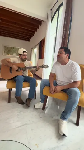 Mi decisión un palomazo compositor y cantante juntos @Joss Favela y @Julión Álvarez algo improvisado se convirtió un desayuno !!! #jossfavela #julionalvarez #starmediaconsulting 