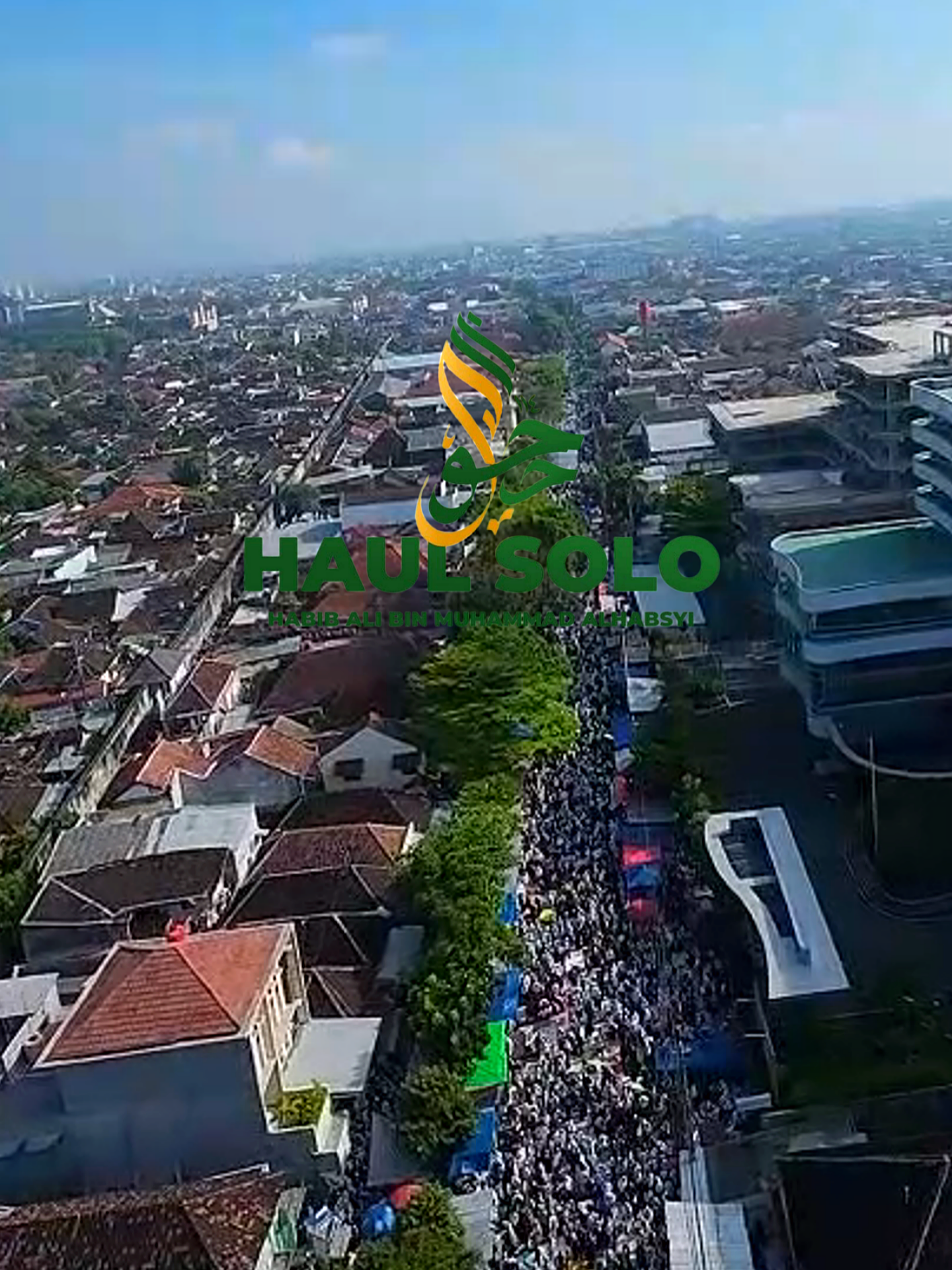 Haul Solo 2025 Habib Ali bin Muhammad Alhabsyi. Pasar Kliwon Solo dipenuhi lautan manusia dari berbagai daerah kumpul di Solo.  #haulsolo #haulsolo2025 #masjidriyadhsolo #solo #agendasolo #dronefpv