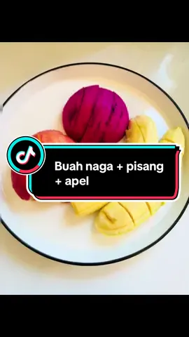 Menu sarapan buah apel + buah naga + pisang  Manfaat pisang, buah naga, dan apel secara bersamaan mencakup peningkatan daya tahan tubuh, melancarkan pencernaan, dan mendukung kesehatan kulit karena kaya akan serat, vitamin, dan antioksidan. Kombinasi ini juga baik untuk menjaga kesehatan jantung, membantu manajemen berat badan, serta mendukung kesehatan mental karena kandungan magnesium dan vitamin B-nya. 