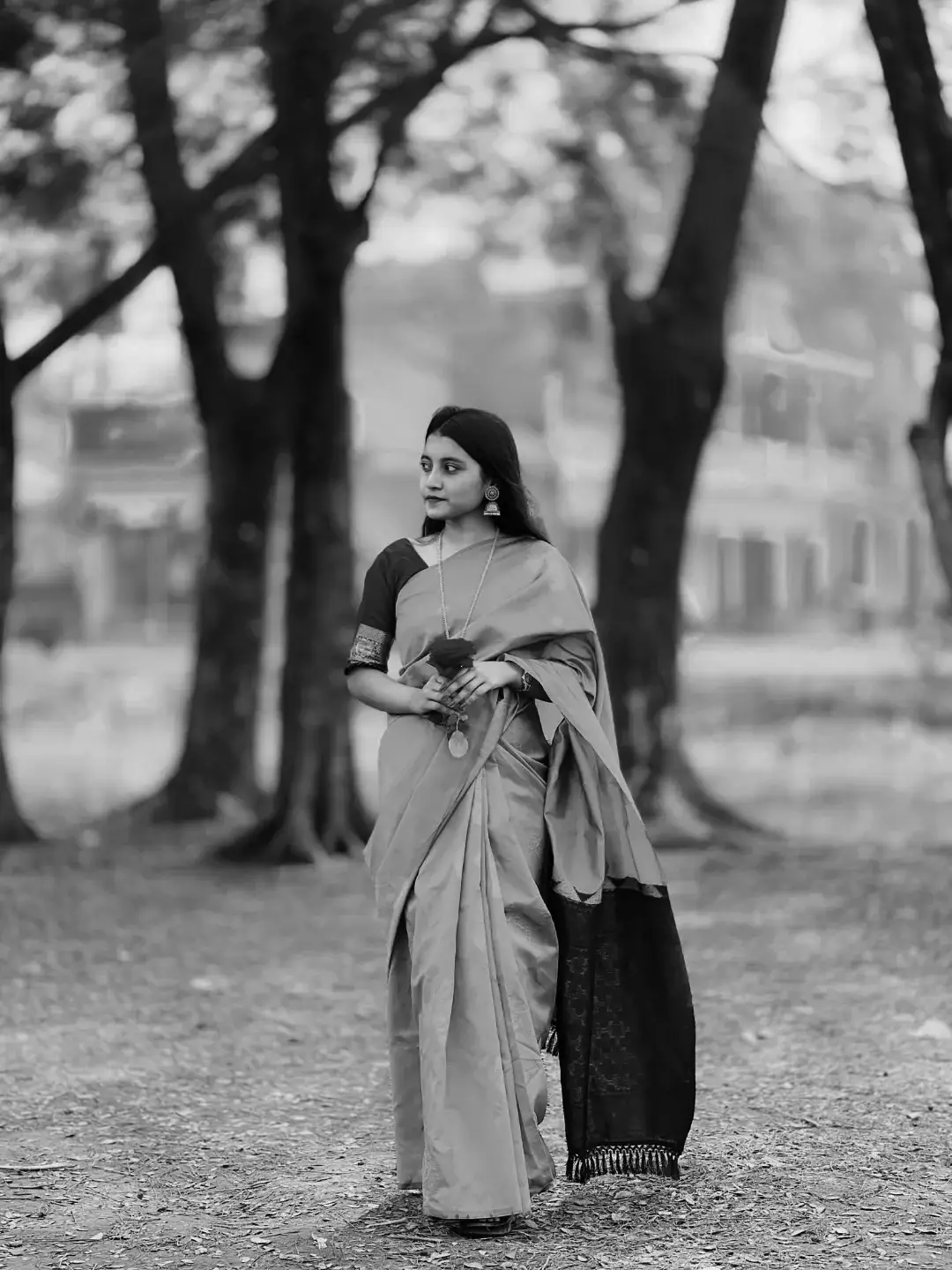তুমি আমার সাথে কি করছো জানো? শুনবা না? একটু থামো... আমি বলি, তুমি কি করছো! তুমি আমাকে শুধু ঠকাওনি, তুমি আমার সমগ্র বিশ্বাসটাকেই ভেঙে চুরমার করে ফেলেছো। তুমি এমন ভাবে ভালোবাসার অভিনয় করেছিলে, যেন এই সম্পর্কটাই ছিলো চিরন্তন। অথচ তুমি জানো— তুমি শুধু অভিনয় করছিলে, আর আমি সেটা সত্যি ভেবে নিজের সমস্তটা দিয়ে ভালোবেসে ফেলেছিলাম! তুমি প্রতিবার এমনভাবে ফিরে আসছো, যেন তুমি শুধু আমার, অথচ বারবার আমাকেই ফেলে রে’খে যাচ্ছো নতুন কারও ভালোবাসার অনুসন্ধানে। তুমি জানো না, তোমার এই ব্যবহার আমি কতটা ভেঙে গেছি, তুমি জানো না, আমি কতটা কেঁদেছি একা রাতে, তুমি জানো না, বিশ্বাস করে ভালোবাসা মানে কতটা সহজ লাগে। আর সেই ভালোবাসা যখন একপক্ষের হয়—তখন সেই কষ্টটা কতটা যন্ত্রণাদায়ক! তুমি শুধু ঠকাওনি, তুমি আমার খালি করে দিওনি, নিঃস্ব করে দিয়েছো। তোমার কাছে আমি একটা ‘পাস করা সময়’ ছিলাম হয়তো, কিন্তু তোমার জন্য আমি ছিলাম আমার নিজেরই সবচেয়ে প্রিয় একটা মানুষ। আজ আমার মনে হয়—আমি নিজেকেই হারিয়ে ফেলেছি। তোমাকে ধরে রাখতে গিয়ে আমি আমার হাসি, শান্তি, রাতের ঘুম, আত্মবিশ্বাস—সব কিছু হারিয়ে ফেলেছি। তুমি কেবল ঠকাওনি, তুমি আমার ভেতর থেকে আমাকেই মেরে ফেলেছো... 💔