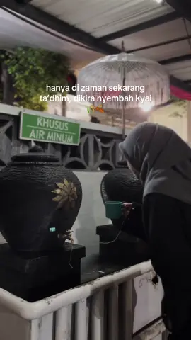 “aku adalah budak (hamba sahaya) bagi orang yang mengajariku walau hanya satu huruf