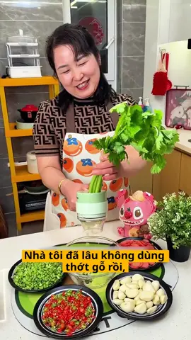 Máy cắt rau đa chức năng điện này có thể được sử dụng để cắt rau và nhồi thịt băm! Nó chỉ đơn giản là miễn phí cho tay. Nấu ăn giúp tiết kiệm thời gian và công sức và dễ dàng vệ sinh. Nó thực sự thuận tiện.