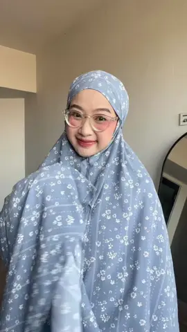 Udah liat Azura motif terbaru warna Cloud belum? Lembut, adem, dan secantik itu loh 💭 Yang suka tampilan elegan tapi tetap simple — ini wajib banget kamu punya! @yunita wydi. #MukenaAyzara #fyp #new #collection #mukenarayon 