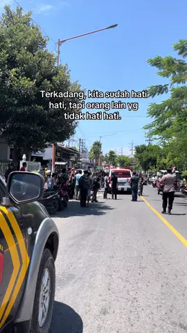 Jangan lupa pakek helm temen temin.  📌Giri, Banyuwangi #bwi24jam #giri 