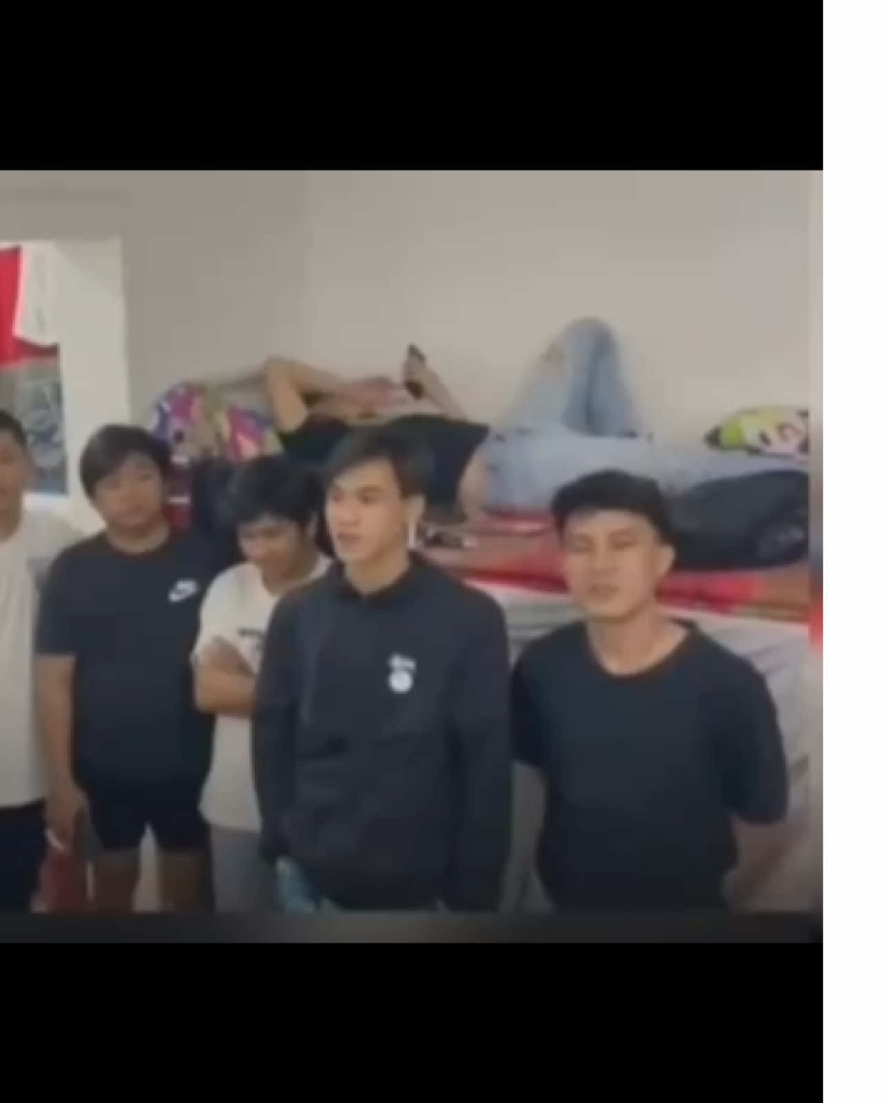 Korban dppo cambodia, scemer cambodia. Kabar sejumlah wni yang di ketahui berasal dari Tondano Sulawesi Utara diduga menjadi korban sindikat perdagangan manusia di cambodia. Informasi ini di sampaikan dari pihak keluarga korban , yang berharap agar segera mendapatkan perhatian dari pemerintah Indonesia, termasuk kbri phnompenh , Kemenlu / kementerian luar negeri. Menurut keterangan keluarga laporan sudah di sampaikan ke kbri 1 minggu yang lalu , namun keluarga masih menunggu kejelasan, Berdasarkan kronologi mereka bekerja di salah satu perusahaan dan sangat memprihatinkan mereka tidak mendapatkan kebebasan keluar gedung dan paspor di tahan oleh pihak perusahaan. Korban mengaku berkerja tidak manusiawi, jam kerja di mulai dari jam 09.00 sampai 02.00 dini hari bahkan terkadang di perpanjang hingga 04.00-05.00 pagi apabila target tidak tercapai. Setelah masa kontrak berakhir, para korban akan di beli perusahaan lain, dan tetap tidak di beri ijin untuk pulang , area tempat berkerja juga di jaga ketat oleh petugas keamanan. Keluarga korban berharap pemerintah segera bertindak untuk penyelamatan para korban,   Ini hanya 1 dari sekian banyak kasus di cambodia. Jadi apakah masih ada yang ingin bekerja ke kamboja untuk menjadi scemer .  #cambodia🇰🇭 #pnompenh🇰🇭 #vidioviraltiktok_fyp #perdaganganmanusia #korbanperdaganganmanusia 
