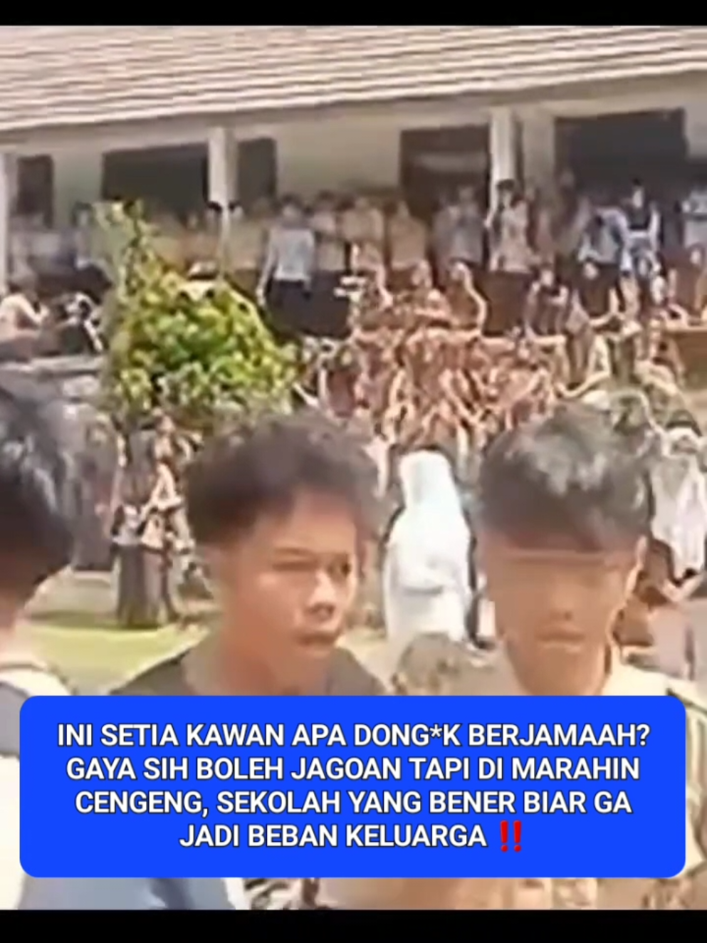 Siswa SMAN1 Cimarga, Lebak ,Banten, ini setia kawan apa Dong*K berjamaah? Logikanya di pakai adek-adek, kalau salah yah dimarahi, ingat Ibu tersebut marah karena sayang bukan karena benci.  Kalau adek-adek tidak mau di marahin, belajar yang baik, berprilaku yang sopan, adab dan etikanya di gunakan (kalau diajarin sama orang tuanya). Kalau mau jadi Preman dan Bandel, mental nya disiapkan, jangan cengeng dan manja, kehidupan diluar lebih keras dan kejam adek-adek, nanti kalo dah di luar kampung sendiri, emakmu sudah ga bisa bantu lagi, sampai sini paham? #sman1cimarga #lebakbanten #Banten #Siswacengeng #anakmama 