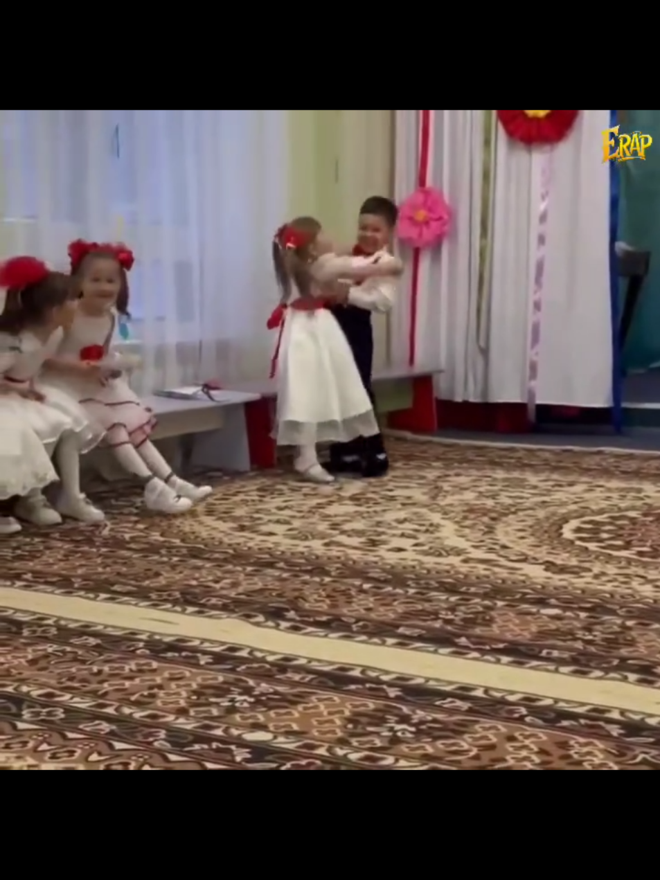 أنتي مش حاسة ولا إيه؟؟ أنتي مش حاسة بيا ليه؟؟؟ حِسّيني، حِسّيني، نَسّيني، نَسّيني توليت 
