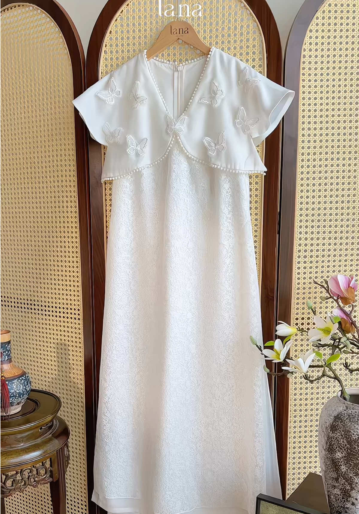 Tựa cánh hoa trắng khẽ rung trong gió sớm, Mộc Yên nhẹ nhàng mà say đắm lòng người #aodailana #aodaicollection #mocyen #aodaithietke 