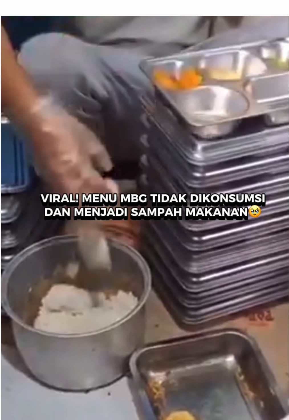 Sejumlah menu MBG tampak tidak dikonsumsi, sehingga menjadi tambahan food waste... Faktornya diduga karena sebagian takut keracunan, tampilan yang tidak menarik, atau karena memang sudah bau dan berlendir.. #sugaronmytongue #tiktoktrend #mbg #makanbergizigratis 