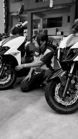 原廠的毛毛蟲，不是不能拔。 兼顧好看的同時，保護也是不可或缺。 #基隆機車改裝 #SYM #yamaha #kymco #維修保養