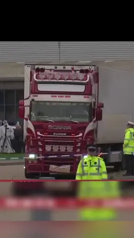 Les policiers ont découvert 39 cadavres à l’intérieur de ce camion frigorifique ; voici ce que l’on sait. Les autorités ont reçu un appel signalant un camion frigorifique stationné dans une zone industrielle et étant suspect, mais lorsque la police est intervenue pour un contrôle, l’horreur s’est révélée.