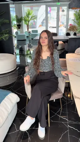 ✨ În colțul tău preferat din casă, bucuria ta se simte cel mai bine. Pe canapeaua Divani & Sofa, de la Yna Decor Design, te relaxezi, savurezi liniștea și te bucuri de clipele care sunt doar ale tale. 💛 📍 Te aștept în Centrul Comercial Traian 📍 Str. Traian 397 G, Galați “Eleganța nu e un detaliu, e un stil de viață.” ✨
