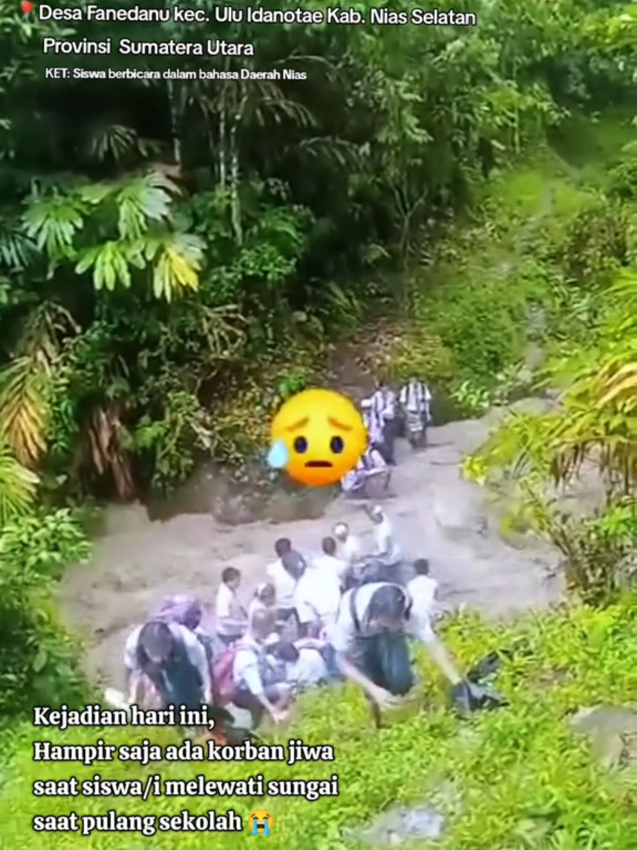 Kejadian hari ini, Siswa/i SMA N 1 Ulu Idanotae Kec. Ulu Idanotae kab, Nias Selatan. Saat mereka Pulang sekolah dihadapkan dengan tantangan melewati banjir, Tapi adek-adek ini tetap berjuang dan mempertaruhkan nyaw*, saling membantu dan tolong menolong, sehingga mereka bisa melewati sungainya.  Sempat ada 1 orang yang kehilangan kesadaran, tapi syukurlah sekarang sudah membaik dan tidak ada k*rban j*wa.   Yah Siswa SMA N 1 Ulu Idanota'e Kec. Ulu Idanota'e kab. Nias Selatan patut banget di apresiasi perjuangan mereka melewati sungai, naik turun gunung demi bisa sekolah! Dilihat dari jauh jalannya masih setapak dan tak ada pembangunan sama sekali, padahal ratusan siswa/i dari SD, SMP hingga SMA melewati jalan dan sungai ini setiap harinya. 📍Lokasi Desa Fanedanu kec. Ulu Idanotae Kab. Nias Selatan Provinsi Sumatera Utara Sungguh sangat memprihatikan kondisi anak-anak sekolah di daerah 3T, Terlebih di Kabupaten Nias Selatan, Khususnya Kecamatan ULU IDANOTAE dan Kec. UMBUNASI, 2 daerah ini emang belum tersentuh pembangunan, Listrik dan jaringan internet saja belum masuk, kecuali ibukota Kecamatan.  Semoga ada perhatian pemerintah pusat buat daerah kami, kami tidak bisa mengharapkan lagi pemerintah daerah kami, karena udah puluhan tahun pun nggak ada kemajuan sama sekali.  @partaigerindra  #gerindra #prabowo #gibran #bobynasution  #fyp 