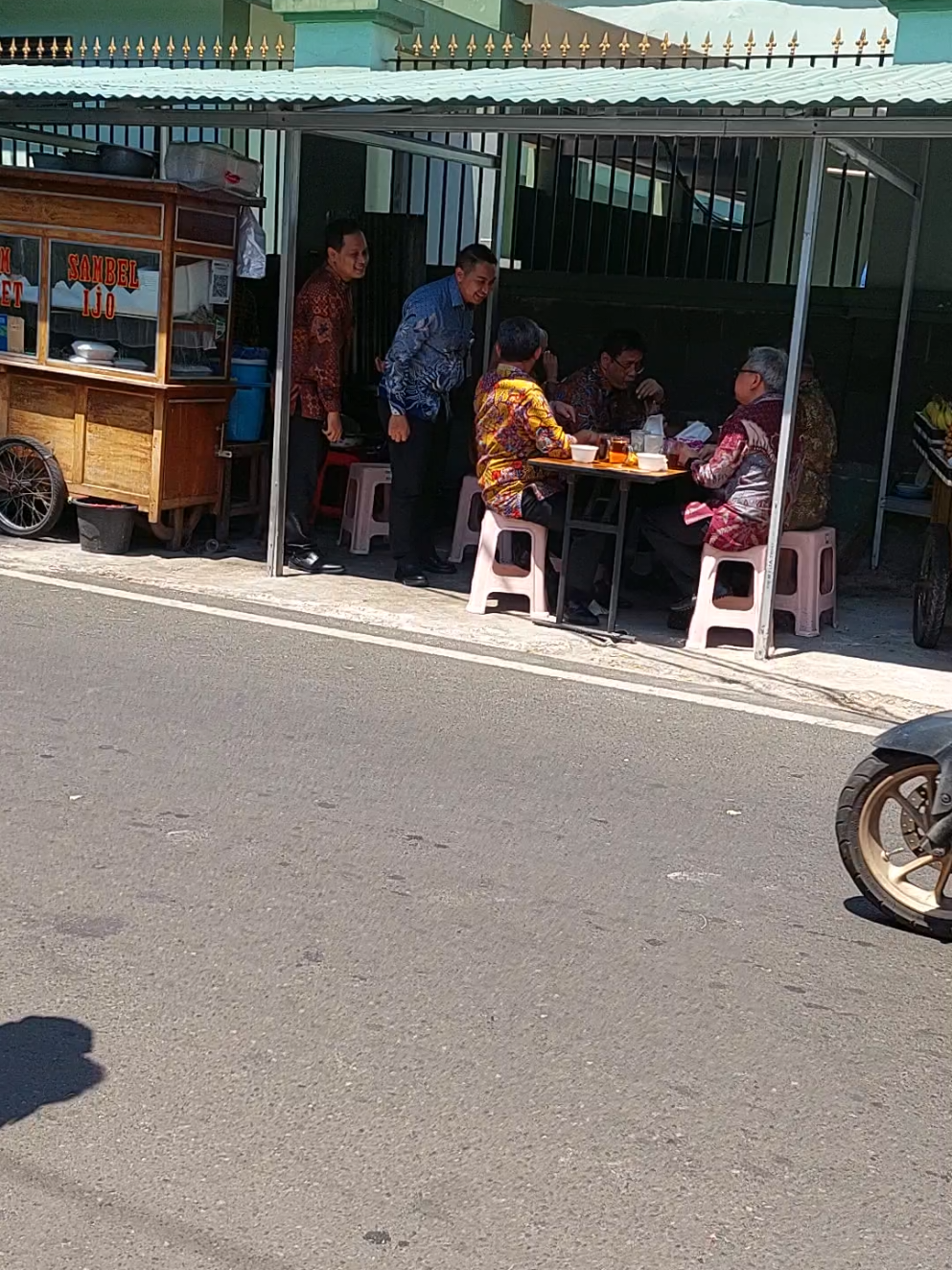 Jumpa dikantin dengan Pak Menteri Keuangan Pak Purbaya, Beliau memang suka makan dikantin untuk mendukung UMKM #menterikeuangan #menkeu 