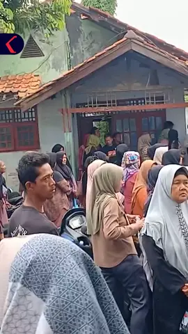 Sebanyak 424 penerima manfaat bantuan sosial dan sembako di Jatisari, Karawang, Jawa Barat, dicoret dari daftar penerima bansos setelah Pusat Pelaporan dan Analisis Transaksi Keuangan (PPATK) mendeteksi keterlibatan mereka dalam judi online. Padahal, di wilayah Jatisari sendiri tercatat 3.682 penerima manfaat, terdiri dari 1.608 penerima Program Keluarga Harapan (PKH) dan 1.614 penerima bantuan sembako. Kementerian Sosial (Kemensos) menerima data dari PPATK dan melakukan konfirmasi ke masing-masing penerima. Hasilnya, banyak di antara mereka mengakui telah bermain judi online. Namun, bagi warga yang merasa tidak melakukannya, tetap diberi kesempatan untuk mengajukan sanggahan. Selain karena judi online, ada juga penerima bansos yang dicoret karena memiliki kredit barang mewah seperti motor, merupakan keluarga ASN, atau terlibat pinjaman online. Tuliskan komentarmu dan dapatkan berita terkini lainnya di www.kompas.tv serta youtube.com/kompastv #BOLDKompasTV