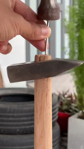 A hammer handle trick you’ve never seen before. #DIY 