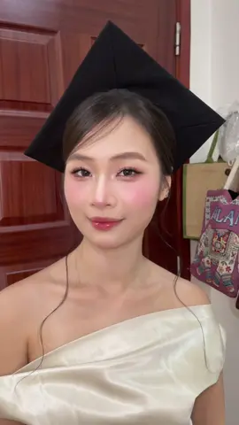 Hôm nay là lễ tốt nghiệp chính thức của cổ đó✨ Sốp vẫn make tone hồng nhưng nhấn nhá thêm hyhy #makeupbinhthanh #makeuptainha #makeuptotnghiep #makeuptiec #makeupgovap 