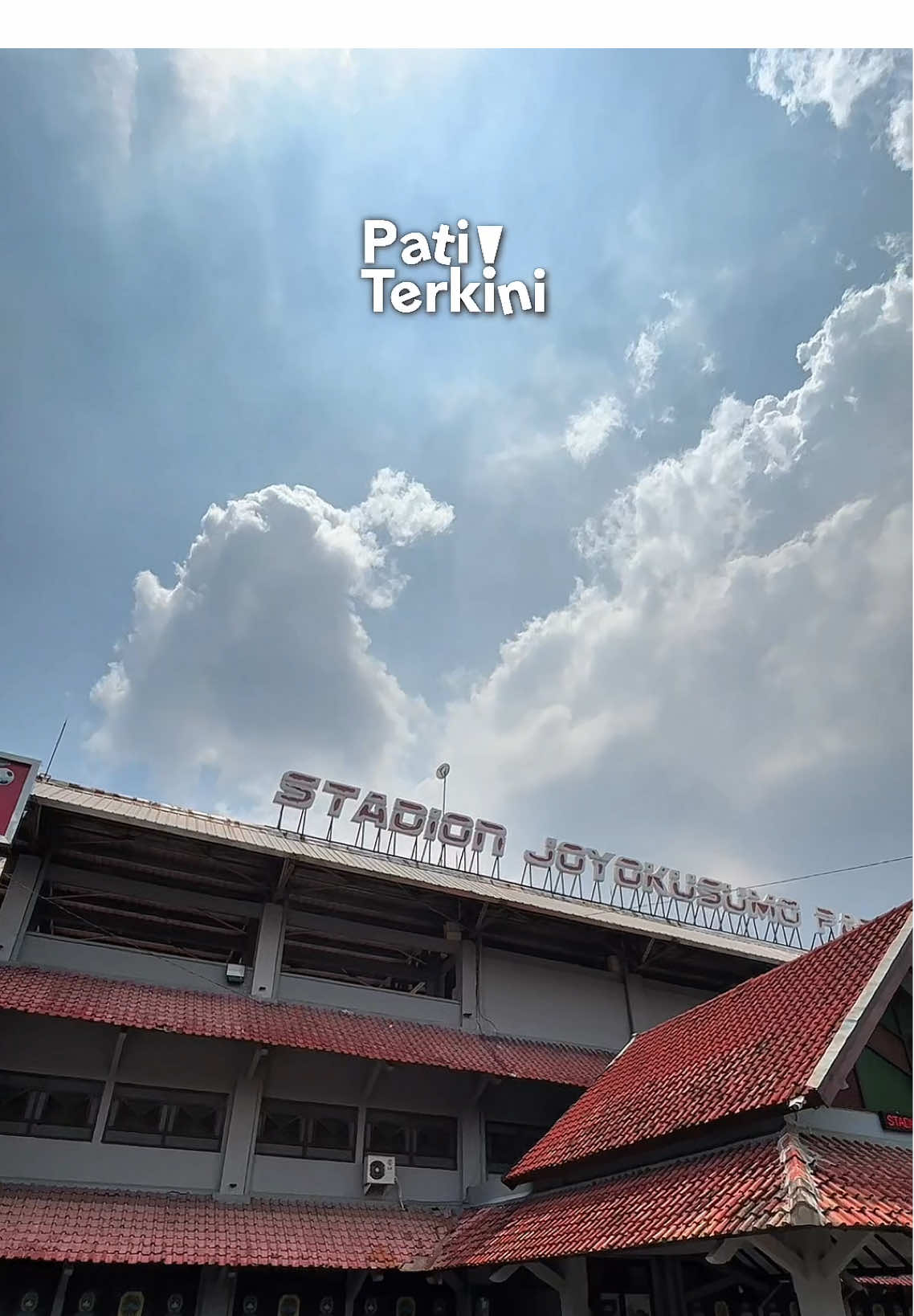 Luar biasa! Kabupaten Pati segera miliki stadion berstandar internasional! ✨ Stadion Joyokusumo akan tampil dengan wajah baru: kursi modern, pencahayaan mutakhir, hingga penataan lingkungan yang lebih representatif. Program ini merupakan hasil kolaborasi Bupati Sudewo dengan Kementerian PUPR — tanpa menggunakan dana APBD! Pada Selasa, 14 Oktober, Bupati Sudewo bersama Anggota Komisi V DPR RI, Danang Wicaksana, meninjau langsung progres program ini.  #patiterkini  #patibangkitbersama 