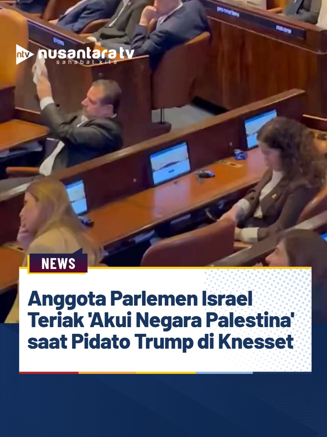 Pidato Presiden Amerika Serikat (AS) Donald Trump di parlemen Israel, Knesset, pada Senin (13/10/2025), diwarnai insiden ricuh. Dua anggota Partai Hadash, Ayman Odeh dan Ofer Cassif, berteriak meminta pengakuan negara Palestina dan mengecam genosida di Gaza. Keduanya diusir setelah mengangkat kertas bertuliskan “Akui Palestina,” tepat saat Trump memulai pidatonya. Menanggapi kejadian itu, Trump hanya berujar singkat, “Tempat yang indah,” disambut tawa anggota parlemen. Usai insiden, pidato Trump mendapat tepuk tangan meriah. Ia juga menyerukan agar Presiden Israel memberi pengampunan kepada Perdana Menteri Benjamin Netanyahu terkait kasus korupsi, sebelum melanjutkan lawatan ke Mesir untuk menghadiri KTT Perdamaian Gaza.(tin) #DonaldTrump #Knesset #Israel #Palestina #AkuiPalestina  #ignews #nusantaratv #nusantaratvsahabatkita