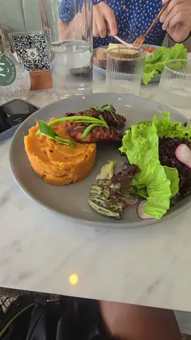 Makan siang di cafee restorannya temennya paksu Ini Grill octopus (Gurita) 😍😍😍😍😍 Belanja yg tadi cuma buat makan nasi goreng masakan istri yakan sayang @Alexandr 😂😂😂😂😂