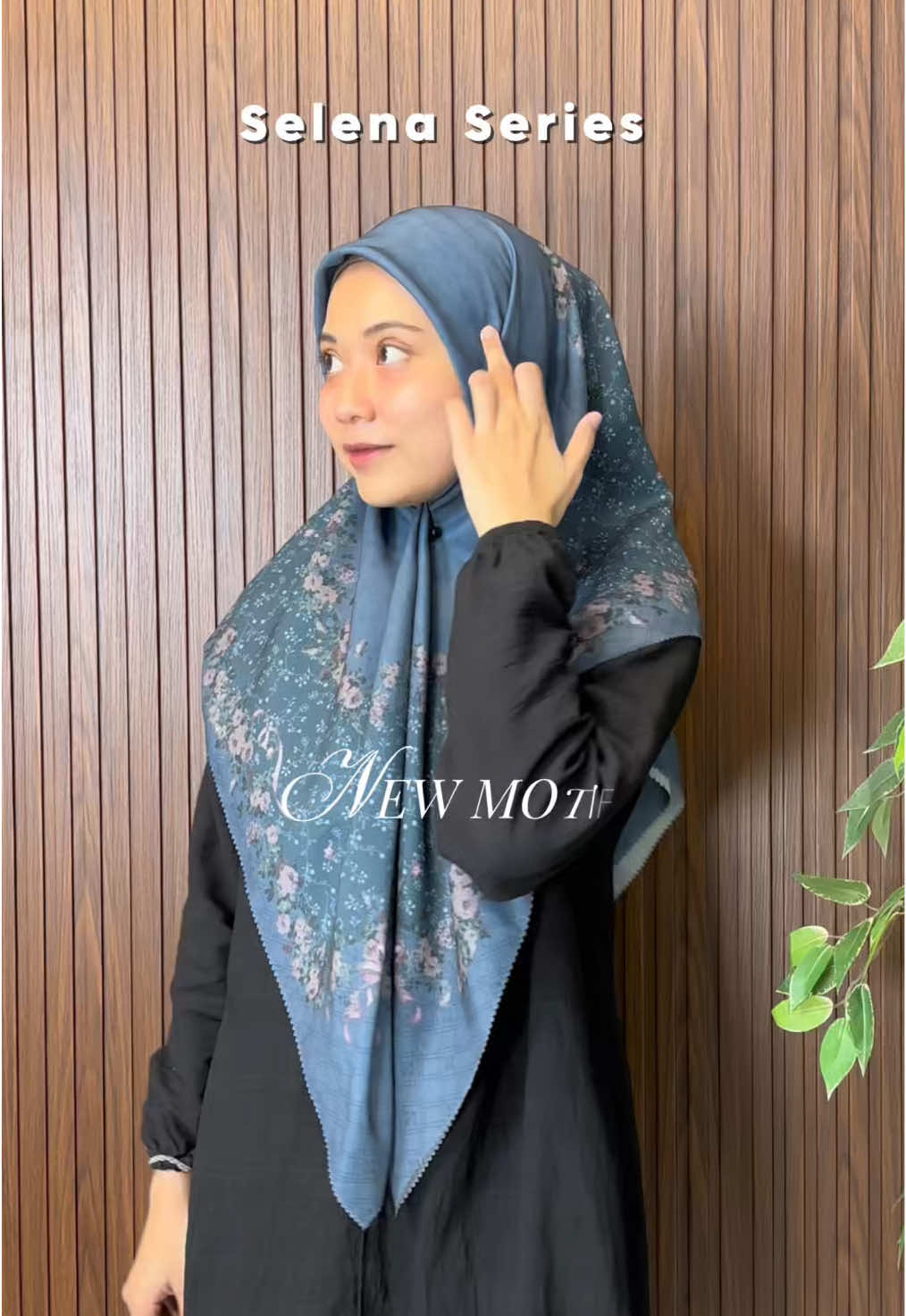 ✨ Selena Series — Soft, Sweet, and So Chic! 🌸 Perpaduan warna pastel lembut dengan sentuhan floral yang manis, membuat Selena Series tampil begitu elegan dan feminin 🤍 Motifnya yang halus dan detail pita di sisi hijab memberi kesan chic & classy, cocok banget buat kamu yang suka tampil anggun tapi tetap simpel! ✨ Bahan: Voal Premium, adem & mudah dibentuk 🌷 Style: Soft feminine vibes — bisa untuk daily look atau acara spesial 💖 Warna: Pastel tone yang manis & timeless Saatnya tampil effortless dengan pesona lembut dari Selena Series by SYLA Hijab 💐 🎁 Bisa request box untuk hadiah juga ya, bestie! Yuk, jadi yang pertama punya koleksi exclusive ini 🌸 💬 Harga lebih terjangkau (khusus order mulai dari 3 pcs & grosir) Karena belanja hemat itu pilihan cerdas! 🛍️💸 #sylahijab #hijabmotif #openreseller #voalpremium #fyp 