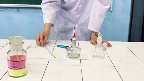 Đốt cháy Sulfur trong Oxygen #hoahoc #thinghiem #dhsphue 