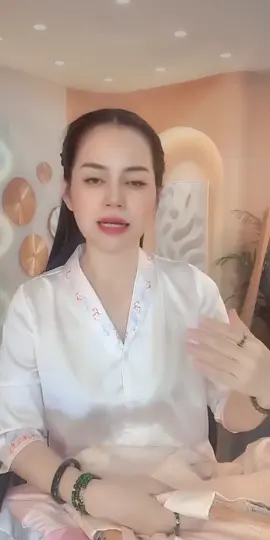 Bộ pijama hoa linh lan tay lỡ mới ra! Chất liệu lụa cao cấp, mặc sang và thoải mái. Đặt nhanh kẻo hết!