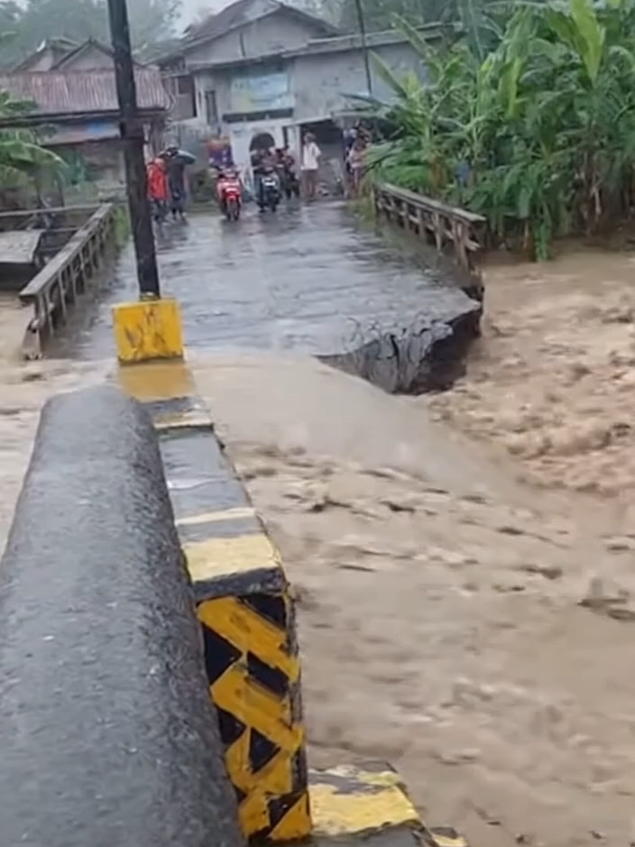 Video AI dengan hasil sangat realistis ini tidak bisa dibedakan asli atau hanya hanya hasil generate #videoai #aivideo #soraai #sora2 #bencanaalam #fypdong