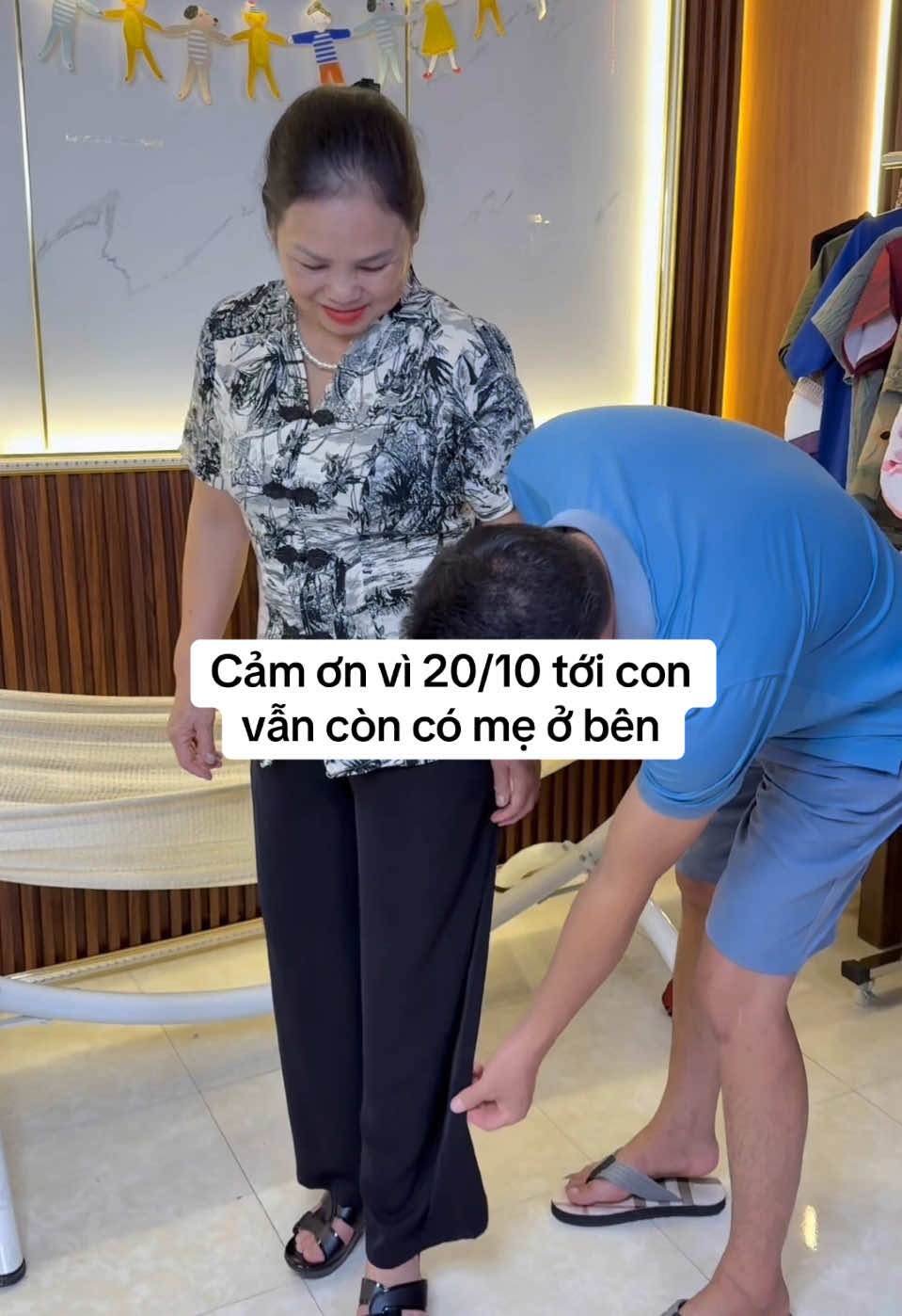 Cảm ơn vì 20/10 con vẫn có mẹ ở bên , tặng mẹ bộ đồ lụa #tiktokshop #mehoa56 #quatang20_10 