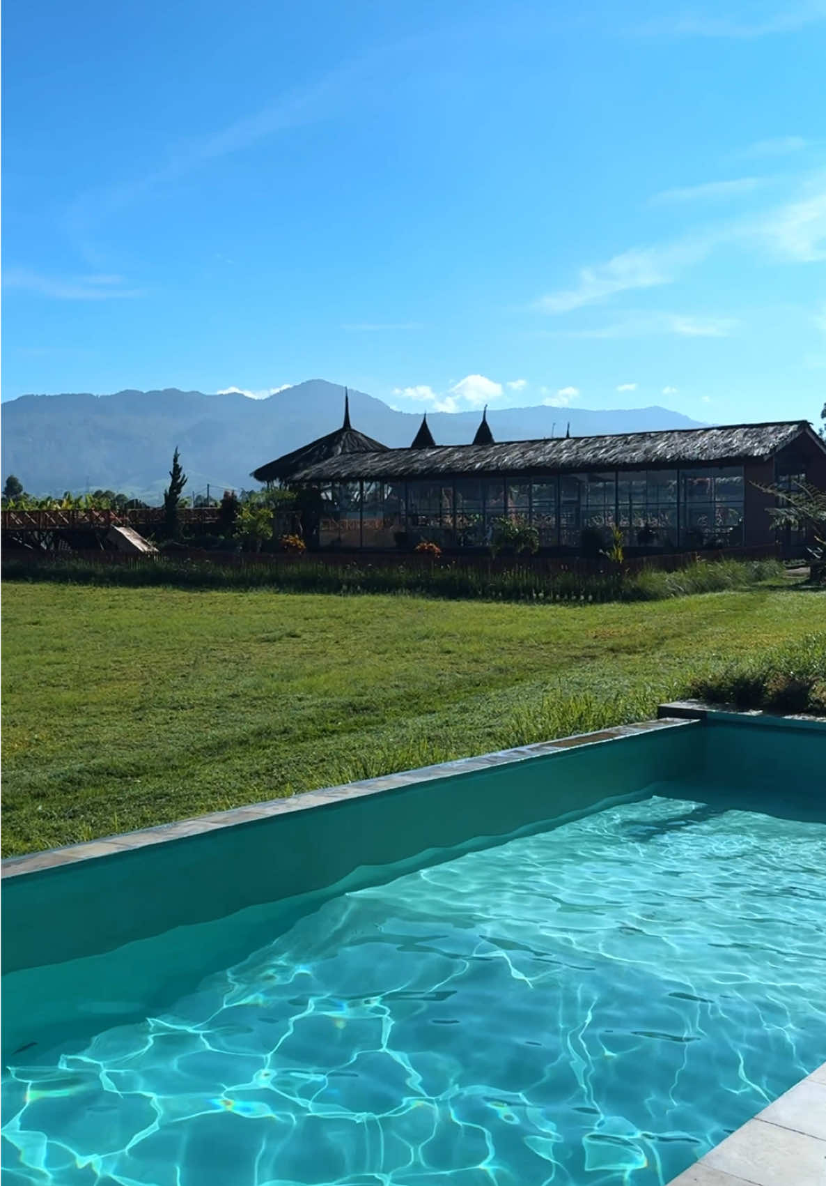 Pangalengan punya hidden gem kayak di Swiss?! 🤯 Gila sih, @buanalife ini literally reset hidup 180 derajat. 💫 View-nya mahal bgt tapi harganya affordable! Ini bukan cuma staycation, tapi Mental Health Day yang PROPER! 🌿 Kamarnya nyaman pol, fasilitas bintang lima (ada heater dong! Bye-bye mandi air dingin! 👋), Smart TV, bisa buat 5-6 orang, dan yang paling juara glamping tipe lama literally depan kolam renang! Bayangin, bangun tidur auto nyebur! 🤩 FYI, dapat sarapan, plus api unggun & jagung bakar gratis! 🔥 Tiap sudutnya aesthetic & contenteable. Definisi perfect escape buat recharge dari toxic kota! ✨ Worth it banget se-Pangalengan! Gaskeun! #BuanaGlamping #Pangalengan #HiddenGemBandung #WisataPangalengan #AestheticStaycation