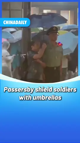 ☔ Lidskost v dešti: vojáci a kolemjdoucí v Šanghaji Malý čin, velká síla solidarity!