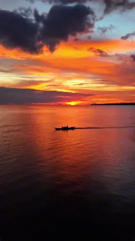 Kepulangan ayah dipelukan senja ✨ Gak sengaja dapat momen ini, cantik sekali🥺 📍Pantai Sunari, Kepulauan Selayar