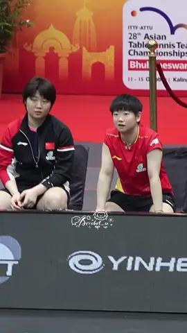 Man ơi, cưng ngồi kế bên nhớ nắm Chị Sha lại nhe cưng 🤣🤣 Ko là lát ẻm nhảy vô lấy vợt oánh lun á 😂 #sunyingsha🦈 #孙英莎 #kuaiman #ATTteamchampionships2025 