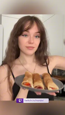 Почти идеальный кукинг… но кофе решил иначе ☕️😅 twitch: nordvi(ссылка в профиле) #vikapisareva #twitch #нарезки #готовка #девушка 