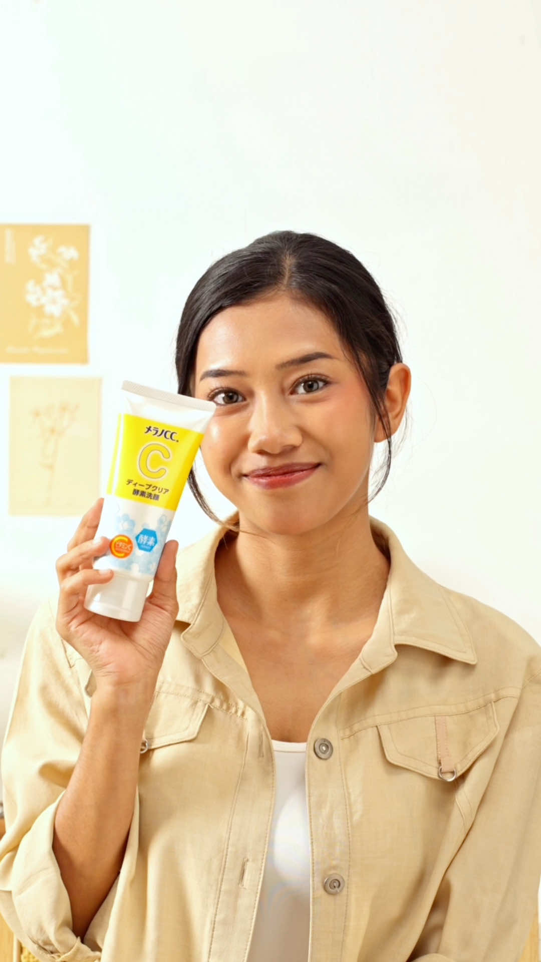 Peeling serums can sting — but your glow shouldn’t hurt 😣❌ Say goodbye to redness and irritation, and switch to Melano CC Vitamin C Brightening Enzyme Face Wash 🍋🫧 It doesn’t just cleanse — it gently exfoliates, dissolving dead skin cells and dullness for visibly brighter, healthier skin. Soft, smooth, and never tight. Just clean, comfortable glow ✨ Shop now via the link in bio or find us at your nearest Watsons 🛒 #MelanoCC 