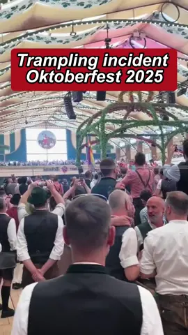 Oktoberfest 2025 Wegen massiven Andrangs hat die Stadt München zeitweise alle Eingänge zum Oktoberfest gesperrt. Straßen waren blockiert, Besucher gerieten in Panik und riefen den Notruf. Inzwischen sind die Zugänge wieder geöffnet. #oktoberfest #münchen #fyp #australian #viral