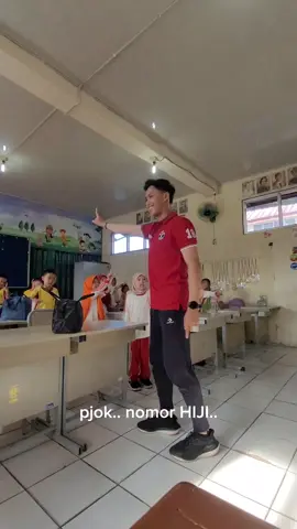 Tepuk pjok dulu, tepuk sakinahnya kapan² aja deh wkwk #tepuksakinahviral #tepukpjok #pjoksd #kelassatu #gurumuda 