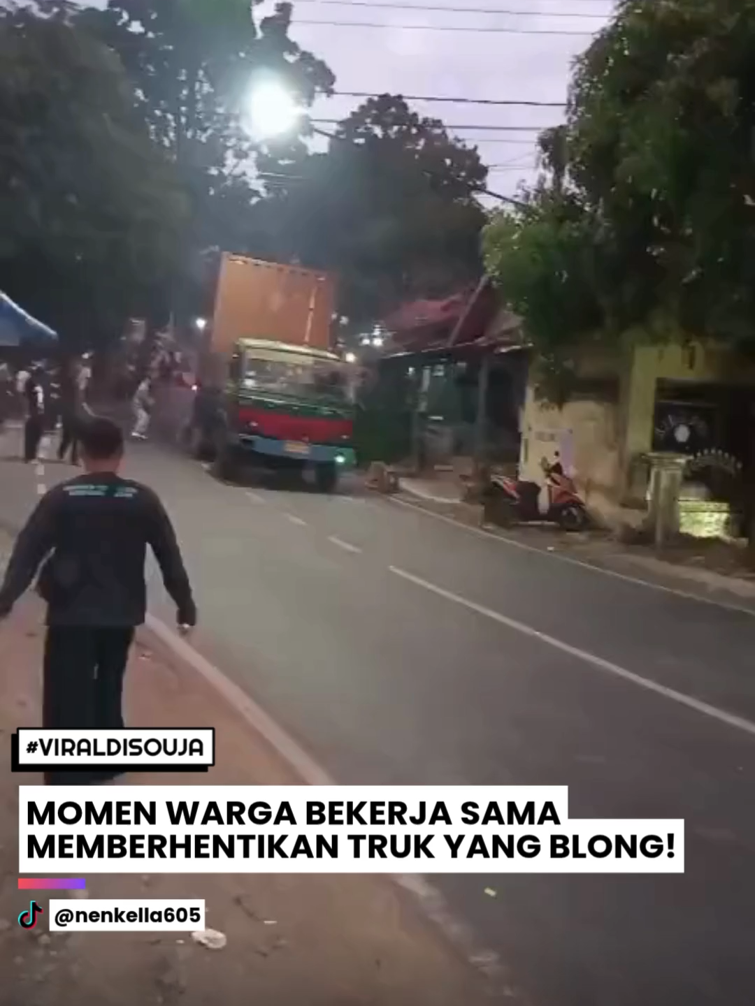 Kompak banget ya! (tt/esteemje12) #souja #soulofjakarta #viraldisouja #viral #instagram #tiktok #shorts #reels #momen #kerjasama #warga #mobil #truk #jalanan #rem #blong #fyp #fypシ