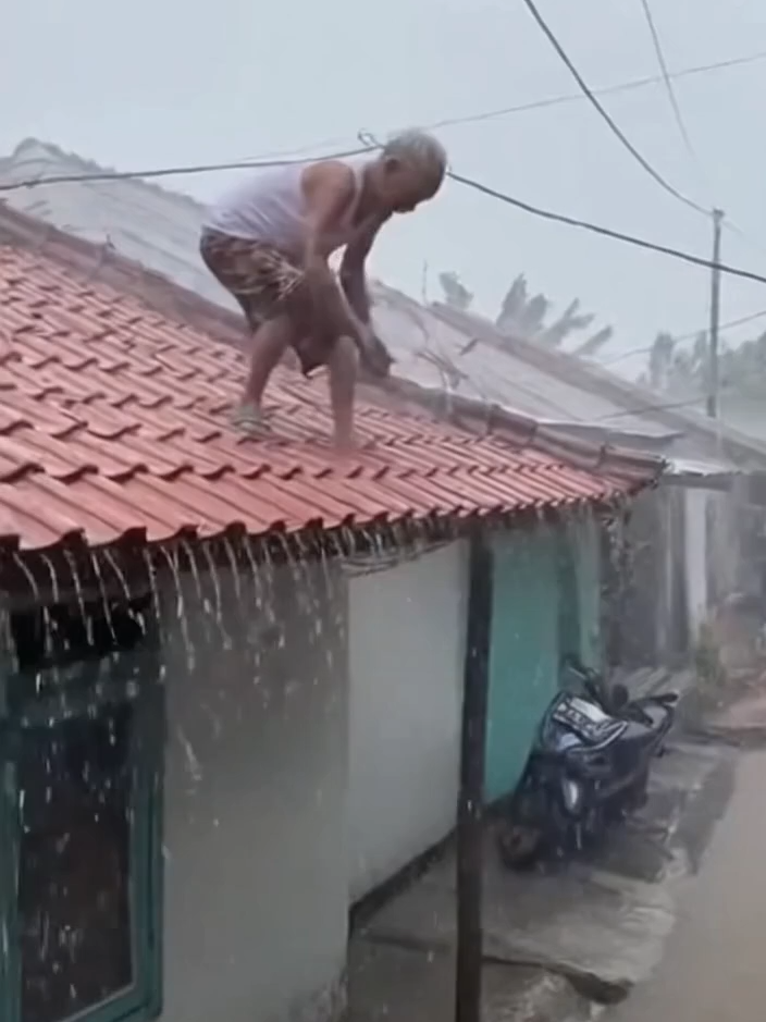 Abah jatoh pas benerin genteng bocor, Alhamdulillah abah baik2 saja 🥺 #lancartoto #kocak #ceritasejenak #videongakak #batang #memetiktok #memengakak #viral #foryou #justforfun #kontenhiburan #lucu #sakit #fyppppppppppppppppppppppp #funny #oranggilamahbebas #oranggilalucu #jendralnasution #pdiperjuangan #megawatisoekarnoputri